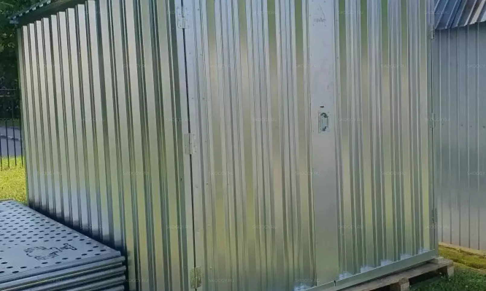 Хозблок SKOGGY в цинке с плоской крышей