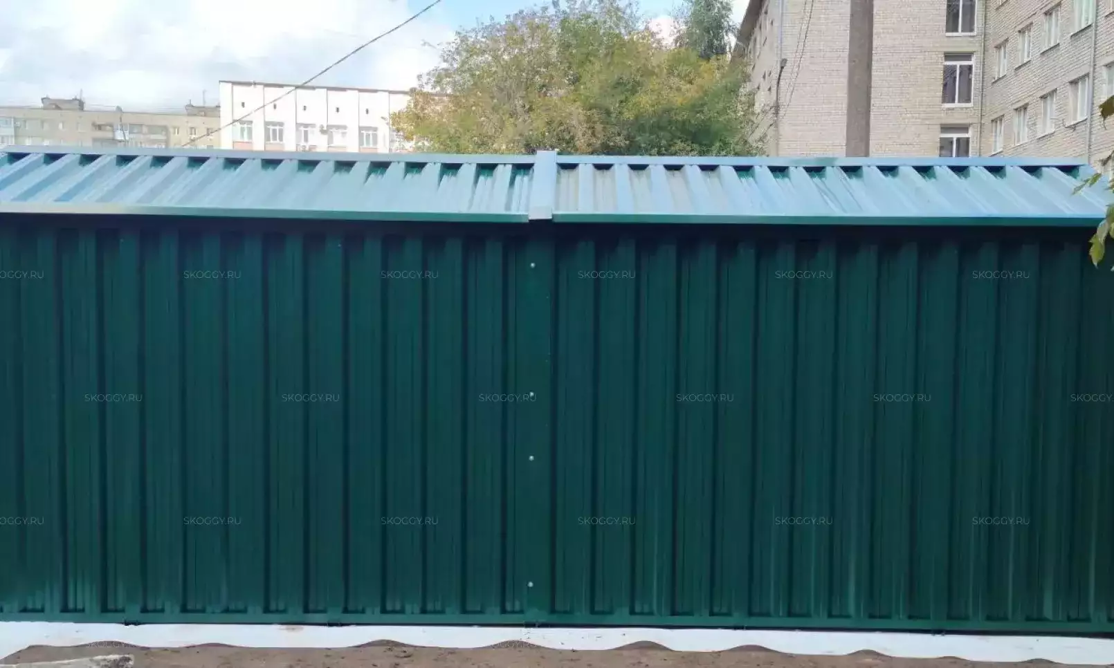 Железный хозблок SKOGGY с двускатной крышей и воротами